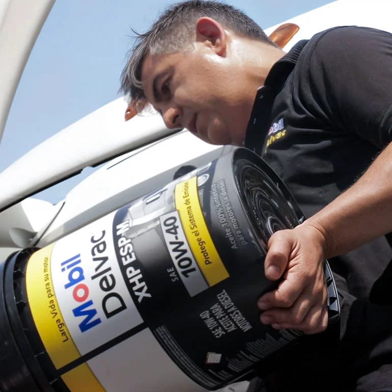 Conoce los principales beneficios de nuestro lubricante para camiones.webp