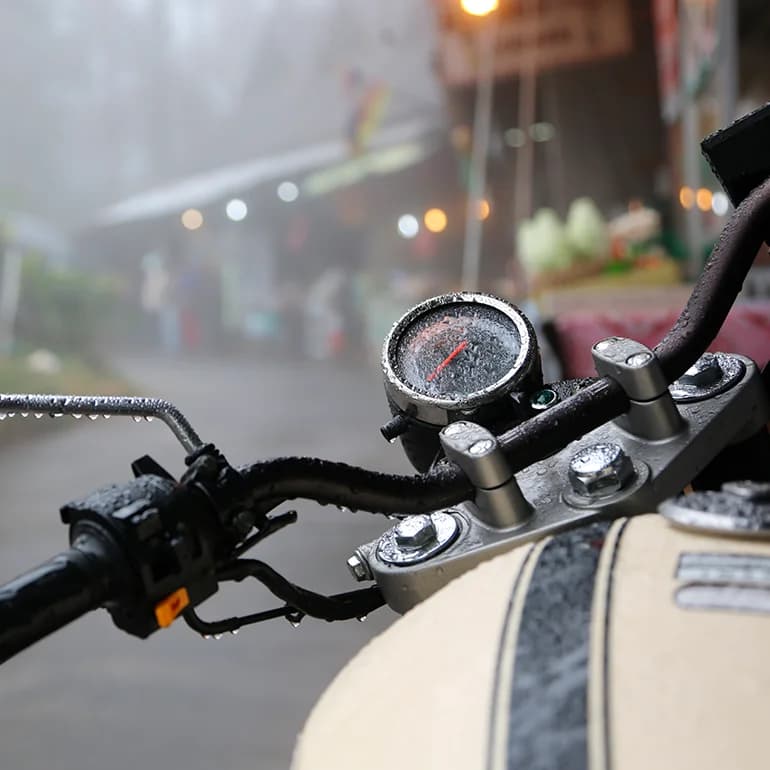 Consejos para manejar moto con lluvia.webp