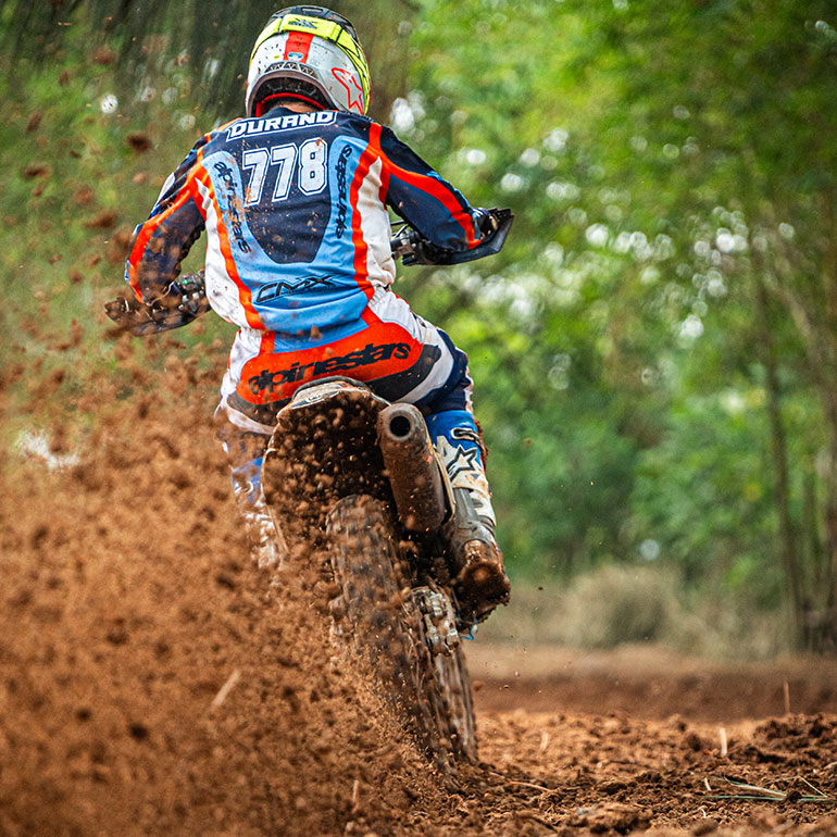 Descubre los pasos a seguir para iniciarte en el mundo del motocross.