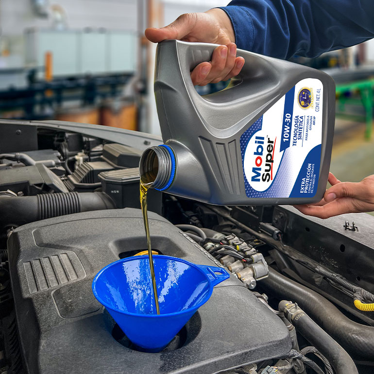 Usa un lubricante de buena calidad y que se adapte a lo que necesita tu auto.