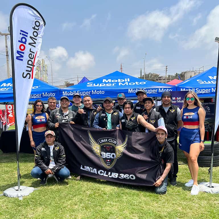 Los distintos clubes de motos disfrutaron en el stand de Mobil Super Moto por el día del motociclista